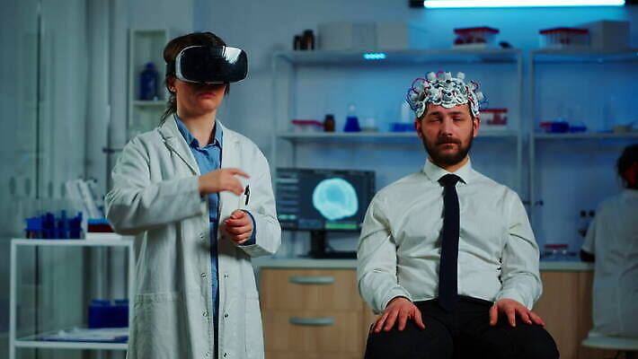 과학 건강 병원 실험 손짓 스터디 알약 약 머리 디지털 스크린 헤드폰 환자 의사 정보 마음 실험실 질병 연구원 과학자 분석 뇌 시설 하이테크 보여주기 조절 개발 서류판 스캐너 가상현실 4K MOV 해외동영상 클립영상 직업 음향기기 컨셉 의학 모션 기술 신체부위 학습 사무용품 의료진 동영상 학자 파일형식