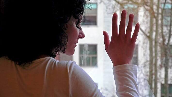 백인 응시 여자 감정 얼굴 백그라운드 컨셉 스트레스 사람 성인 검은색 고통 슬픔 표현 좌절 고독 울음 이별 고민 두통 문제 긴장 파산 부정적 우울증 혼란 혼자 실종 4K HD MP4 해외동영상 클립영상 서양인 시선 컬러 표정 신체부위 금융 질병 사건 동영상 파일형식