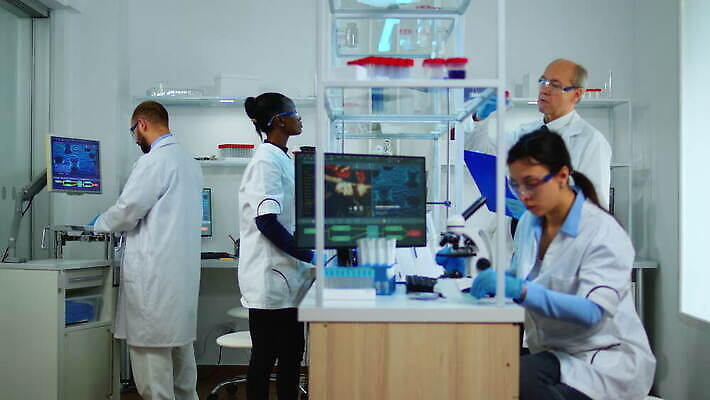 직업 과학 건강 현미경 실험 사람없음 치료 약 검은색 장비 간호사 의사 그룹 엔지니어 실험실 바이러스 보호 질병 생명공학 연구원 과학자 분석 직원 생물학 하이테크 미생물 다민족 혁명 개발 백신 전염병 화학자 코로나바이러스 4K MOV 해외동영상 클립영상 교육 컬러 컨셉 의학 생물 기술 실험기구 의료진 기술자 동영상 학자 파일형식