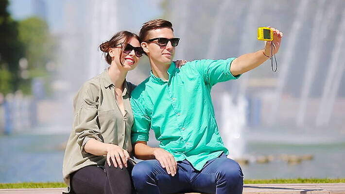 백인 모자 라이프스타일 커플 응시 공원 남자 행복 유럽 여행 지도 2 가이드 관계 휴가 거리 함께함 미소 사람 성인 야외 두명 여름 친구 독서 여행객 걷기 신혼여행 도시 셀프카메라 분수 방문 타운 MOV 해외동영상 클립영상 서양인 직업 시선 잡화 계절 공공시설 감정 나라 결혼 컨셉 모션 표정 생활 사진촬영 동영상 파일형식