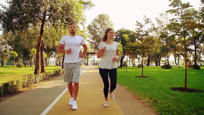 주간 백인 라이프스타일 커플 공원 여자 남자 행복 스포츠 티셔츠 잎 2 자연 아침 건강 미소 사람 풍경 야외 두명 여름 친구 달리기 조깅 햇빛 봄 흰색 도시 연습 느림 MOV 해외동영상 슬로모션 클립영상 자연요소 서양인 식물 계절 공공시설 감정 컬러 셔츠 관계 모션 촬영기법 표정 생활 운동 태양 생태계 동영상 파일형식