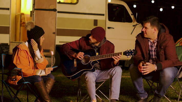 라이프스타일 행복 유럽 모션 자연 휴가 휴식 산 수염 맥주 매달리기 웃음 사람 야외 세명 파티 우정 캠핑 마시기 기타 뜨거움 그룹 야간 저녁 장작 모닥불 굽기 통나무 나눔 마시멜로우 4K MOV 해외동영상 클립영상 자연요소 나무 감정 나라 컨셉 불 현악기 레저 디저트 주류 표정 이벤트 생활 친구 구이 생태계 동영상 파일형식