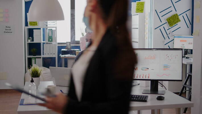 얼굴 회사 비즈니스 노동자 거리 직장 건강 가면 안전 사람 성인 사람없음 사무실 머리 시험 업무 열 바이러스 보호 질병 온도계 체온계 측정 확인 예방 감염 전염 온도 이마 적외선 전염병 코로나바이러스 뉴노멀 4K MOV 해외동영상 클립영상 직업 교육 컨셉 의학 신체부위 경제 작업 동영상 파일형식