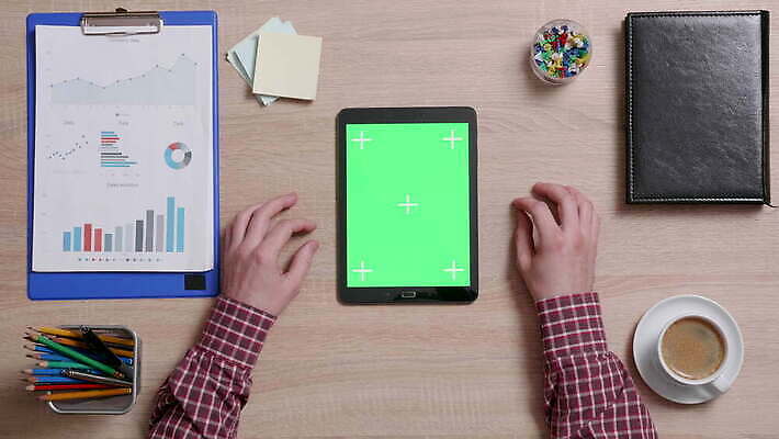 손 남자 커피 백그라운드 셔츠 인터넷 비즈니스 손가락 탁자 관리 컵 세로 초록색 터치패드 사무실 알약 연필 스크린 검은색 터치 정보 정상 연결 휴대용 무선전화기 책상 체크무늬 와이파이 전자 온라인 서류판 크로마키 4K MOV 해외동영상 클립영상 식기 음료 컬러 가구 상의 무늬 학용품 사람 신체부위 필기구 약 사무용품 전화기 오브젝트 무선인터넷 동영상 파일형식