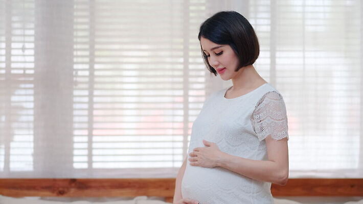 라이프스타일 손 행복 어린이 컨셉 신체 창문 가족 엄마 휴식 새로움 주택 건강 사랑 한명 사람 앉기 동양인 귀여움 임산부 임신 터치 흰색 아기 아내 수수께끼 기다림 긍정 돌봄 코로나바이러스 4K MOV 해외동영상 클립영상 1 감정 컬러 관계 모션 인종 건물 생활 신체부위 바이러스 동영상 파일형식