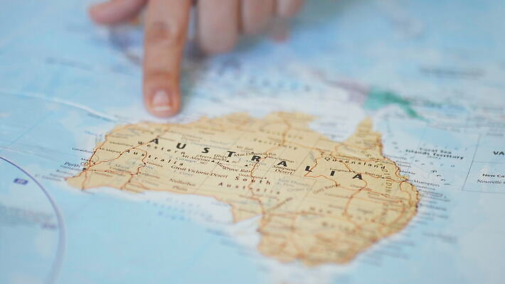 모양 손 선 컬러 여행 지도 사람 사람없음 그래픽 파란색 컬러풀 세계 플랫 호주 땅 대륙 심플 윤곽 지역 포인트 명령 고립 공화국 오리엔테이션 전국 지도책 지리 국경 4K MOV 해외동영상 클립영상 나라 신체부위 책 금융 오세아니아 동영상 파일형식