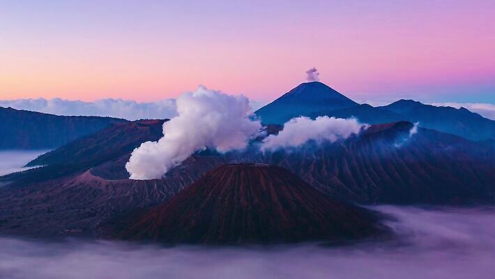 구름 여행 이동 자연 하늘 아침 불꽃 산 안테나 풍경 사람없음 야외 빨간색 햇빛 마을 일출 동남아시아 안개 시골 연기 숲 위험 큼 폭발 화산 인도네시아 먼지 분화구 스카이라인 연소 랜드마크 절정 4K 타임랩스 MP4 해외동영상 클립영상 주간 자연요소 아시아 컬러 컨셉 통신 불 날씨 촬영기법 태양 노을 크기 생태계 동영상 파일형식