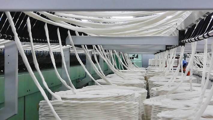 식물 산업 선 공장 사람없음 기계 장비 흰색 공구 직물 면 그룹 작업실 실 제조 실크 천 회전 탱크 롤 롤러 실타래 섬유 얼레 방앗간 양모 돌리기 자동화 줄서기 짜기 많음 MP4 해외동영상 클립영상 컬러 컨셉 공업 모션 도구 동영상 파일형식