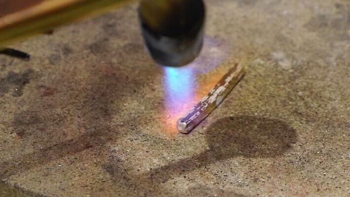 직업 디자인 산업 장신구 탁자 불 노동자 기술 사람없음 노란색 금속 장비 도구 공구 반지 작업 뜨거움 작업실 황금 고급 제조 은색 상품 보석 버너 만들기 난방 공예가 대장장이 백금 솜씨 핸드메이드 화상 MOV 해외동영상 클립영상 자연요소 컬러 가구 컨셉 모션 재질 상처 광석 동영상 파일형식