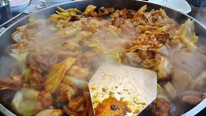 라이프스타일 그릇 음식 고추 주방용품 서브 한국 실내 마늘 육류 요리 사람없음 빨간색 식사 치킨 튀김 신선 뜨거움 양념 연기 그릴 수증기 난로 양배추 브런치 후추 생강 남쪽 점심식사 끓이기 단백질 절임 4K MOV 해외동영상 클립영상 식기 아시아 컬러 생활용품 채소 식재료 모션 내부 생활 난방기 방향 향신료 동영상 닭고기요리 영양소 파일형식