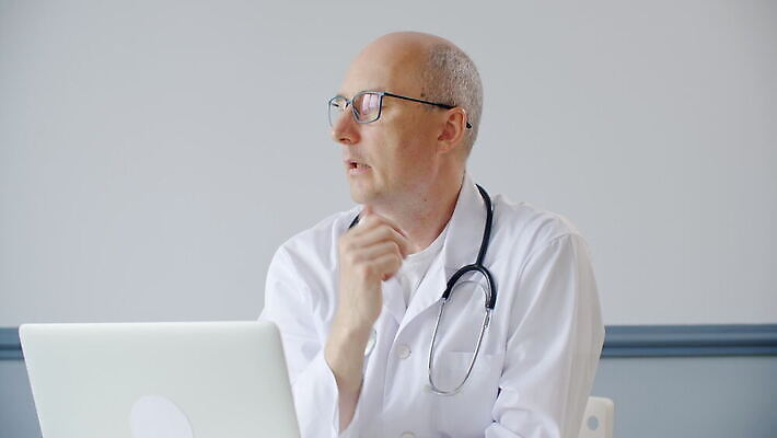 남자 안경 유니폼 생각 인터넷 통신 탁자 아이디어 직장 건강 병원 한명 앉기 치료 노트북 약 머리 공책 회색 터치 환자 의사 마음 업무 약속 대머리 처방 멀리 온라인 턱 돌봄 배려 접수 4K MOV 해외동영상 클립영상 1 헤어스타일 잡화 옷 컬러 가구 컨셉 회사 의학 모션 문구용품 사람 신체부위 전자제품 의료진 작업 동영상 파일형식