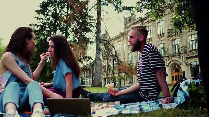 학생 라이프스타일 공원 교육 남자 행복 휴식 피자 함께함 대화 미소 사람 앉기 여러명 야외 책 청춘 소풍 정원 공책 우정 먹기 대학교 다민족 단절 4K MP4 해외동영상 클립영상 공공시설 감정 다수 컨셉 학교 모션 문구용품 패스트푸드 서양음식 표정 말하기 생활 친구 야외활동 동영상 파일형식