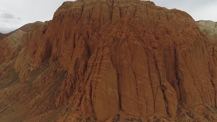 자연 산 안테나 사람없음 빨간색 골짜기 보행로 상승 드론 키르기스스탄 4K 설정숏 MOV 해외동영상 클립영상 길 컬러 컨셉 통신 촬영기법 생태계 동영상 중앙아시아 파일형식