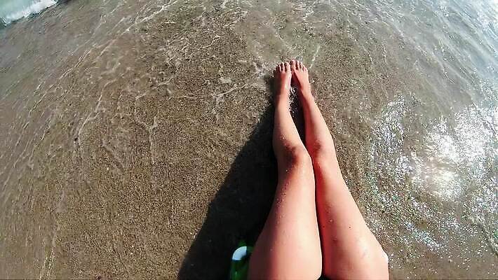 백인 라이프스타일 여자 모래 파도 바다 여행 신체 맨발 발 자연 휴가 휴식 건강 사람 야외 물 여름 태양 뷰티 섹시 여행객 맑음 산책 선탠 피부 양발 MP4 해외동영상 슬로모션 클립영상 자연요소 서양인 계절 컨셉 날씨 촬영기법 생활 신체부위 생태계 동영상 파일형식