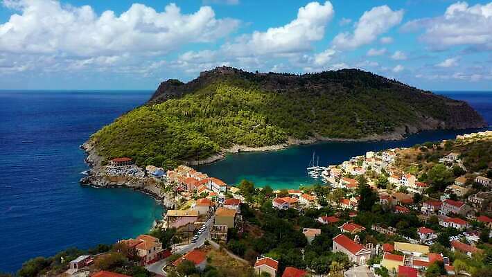 바다 섬 여행 하늘색 요트 건축양식 휴가 산 항해 사람없음 관광지 마을 만 보트 지중해 그리스 엽서 에메랄드 베네치아 포트 타운 그리스인 항공촬영 드론 조감도 터키석 파라다이스 4K MP4 해외동영상 클립영상 서양인 건축 유럽 뷰포인트 배_교통 파란색 이탈리아 도시 보석 편지 동영상 파일형식