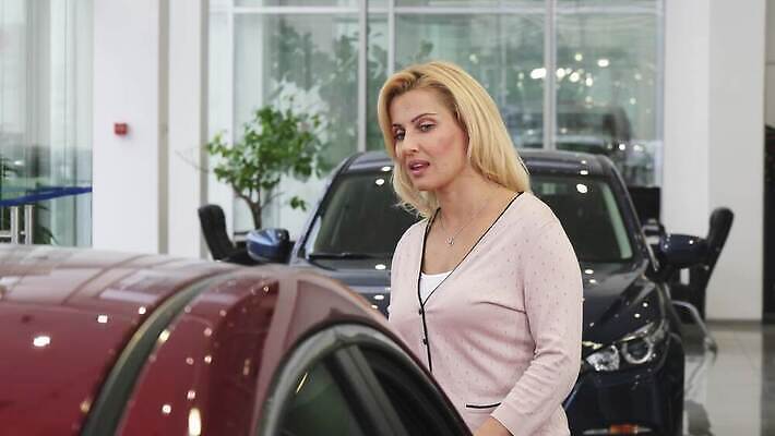 라이프스타일 커플 기념일 여행 가족 관계 교통시설 포옹 자동차 결혼식 남편 열쇠 함께함 선물 사랑 두명 판매 세일 놀람 아내 우아함 고객 주인 대여 대출 자동 소유 제의 4K MOV 해외동영상 클립영상 감정 육상교통 결혼 교통 컨셉 안기 표정 사람 이벤트 생활 금융 시설 동영상 파일형식