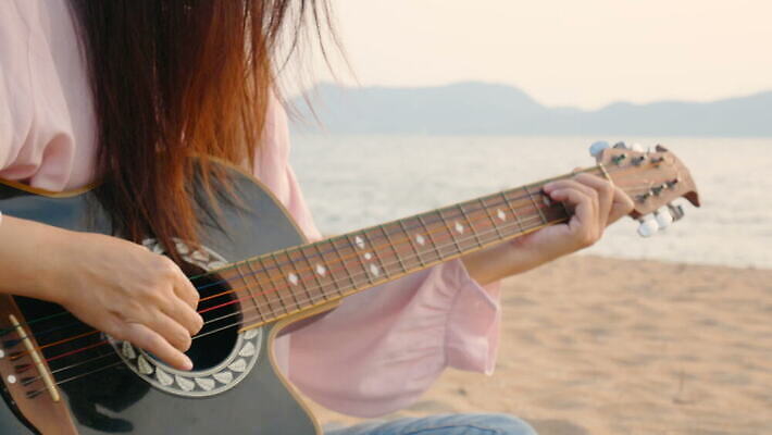 라이프스타일 손 여자 음악 백그라운드 연주 손가락 놀이 휴가 휴식 한명 사람 여러명 취미 야외 일몰 공연 음악가 기타 청바지 연습 기타리스트 재즈 멜로디 4K MOV 해외동영상 클립영상 직업 1 다수 컨셉 바지 현악기 문화예술 이벤트 생활 신체부위 노을 연주자 동영상 파일형식