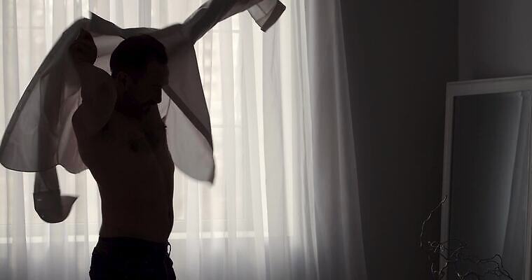 라이프스타일 응시 남자 무기 셔츠 한명 서기 미소 사람 유행 흰색 표현 비즈니스맨 근육질 심플 긍정 스타일 표현성 4K MP4 해외동영상 클립영상 1 시선 컬러 컨셉 상의 비즈니스 모션 근육 표정 생활 직장인 몸매 동영상 파일형식