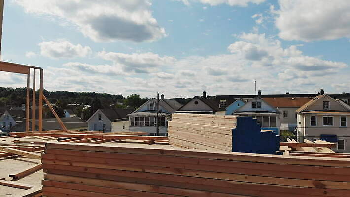 디자인 외관 산업 벽 건축양식 하늘 지붕 새로움 아파트 주택 프레임 사람없음 야외 내부 건물 목재 파란색 태양 건설현장 수리 땅 아래 통나무 목공예 콘도 뼈대 잡동사니 진행 복원 리모델링 수목 합판 4K MOV 해외동영상 클립영상 자연요소 나무 건축물 건축 컬러 컨셉 재료 숙소 건설업 공예 방향 위치 동영상 파일형식