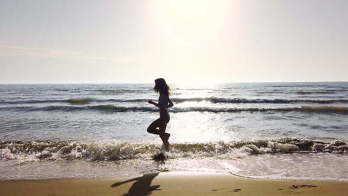 라이프스타일 여자 실루엣 모래 파도 바다 여행 휴가 한명 야외 물 비키니 달리기 조깅 햇빛 태양 섹시 일출 일몰 저녁 수평선 4K MOV 해외동영상 클립영상 자연요소 1 수영복 컨셉 모션 촬영기법 사람 생활 운동 노을 야간 동영상 파일형식
