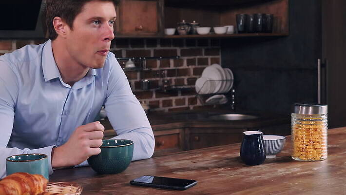 백인 학생 라이프스타일 디자인 남자 행복 조각 생각 아침 아파트 주택 한명 미소 사람 앉기 20대 내부 30대 갈색 평화 주방 우유 비즈니스맨 사발 플랫 아침식사 먹기 싱글 내추럴 다락방 총각 혼자 스타일 4K MOV 해외동영상 클립영상 주간 서양인 1 감정 컬러 컨셉 비즈니스 모션 유제품 표정 청년 건물 생활 장년 식사 직장인 사기그릇 동영상 파일형식