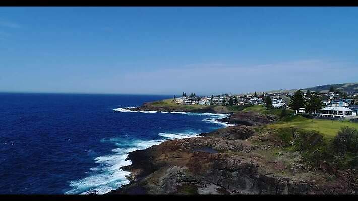 파도 바다 여행 자연 조류 주택 안테나 사람없음 건물 초록색 물 파란색 갈색 마을 환경 흰색 도시 호주 암초 타운 드론 해일 4K MP4 해외동영상 클립영상 자연요소 동물 건축물 컬러 통신 오세아니아 자연재해 생태계 동영상 파일형식