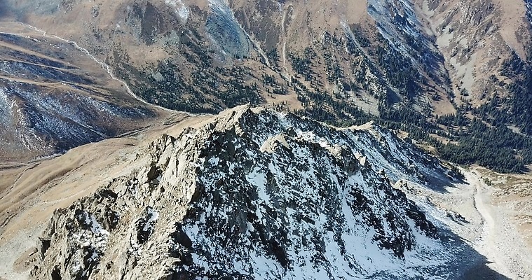 계절 유럽 여행 겨울 자연 휴가 산 경사 사람없음 야외 환경 골짜기 계곡 추위 자유 정상 산등성이 알프스 암초 항공촬영 드론 절정 카자흐스탄 눈내림 4K MP4 해외동영상 클립영상 나라 아시아 뷰포인트 컨셉 눈_날씨 생태계 동영상 파일형식