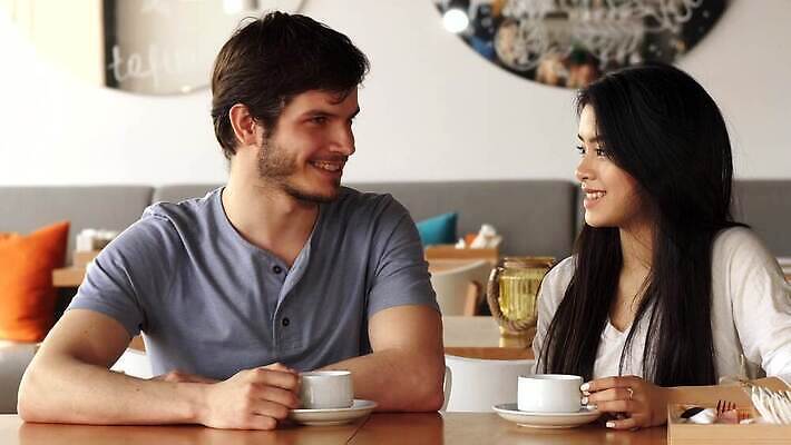 백인 라이프스타일 남자 행복 문화 커피 음료 2 탁자 수염 갈색머리 함께함 실내 대화 미소 앉기 동양인 인종 성인 두명 컵 친구 유행 상점 식당 우정 카페 터치 도시 뜨거움 토론 고객 카페테리아 채팅 힙스터 사교적 4K MOV 해외동영상 클립영상 서양인 헤어스타일 식기 패션 감정 가구 컨셉 관계 모션 표정 말하기 사람 내부 생활 동영상 파일형식