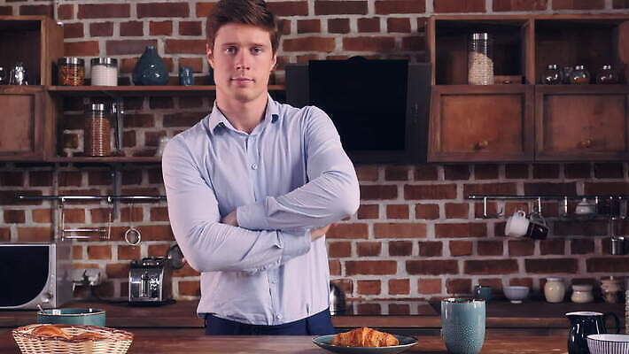 백인 1 라이프스타일 디자인 남자 행복 여유 커피 셔츠 아침 아파트 주택 실내 한명 미소 사람 20대 성인 내부 컵 30대 주방 비즈니스맨 플랫 아침식사 싱글 내추럴 다락방 총각 혼자 스타일 밀레니얼 4K MOV 해외동영상 클립영상 주간 서양인 식기 감정 음료 상의 비즈니스 표정 청년 건물 생활 장년 경제 식사 직장인 동영상 파일형식