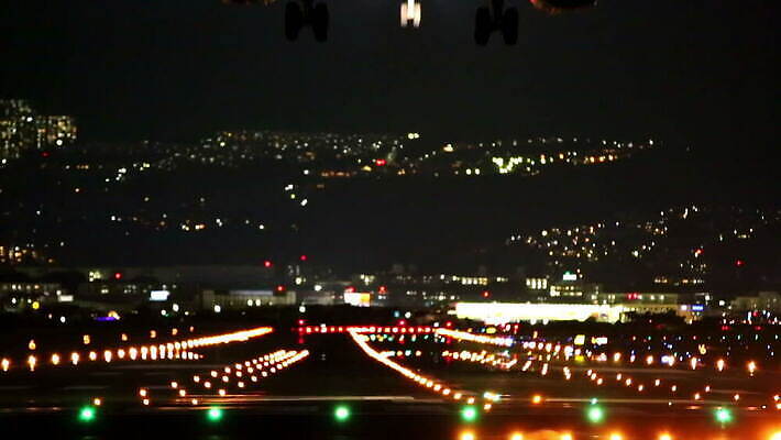 실루엣 여행 날개 교통시설 하늘 휴가 전등 조명 비행기 항해 사람없음 일본 어둠 황혼 새벽 공항 야간 저녁 큼 도착 항공 속도 출발 상업 활주로 제트기 승객 엔진 빛망울 대패 오사카 착륙 접근 HD MOV 해외동영상 클립영상 자연요소 아시아 길 교통 컨셉 배_교통 항공교통 대중교통 촬영기법 빛 일몰 크기 시설 동영상 파일형식