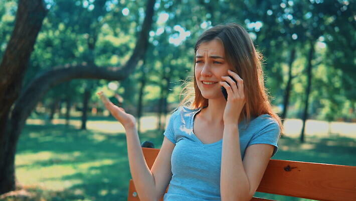 백인 학생 라이프스타일 공원 여행 벤치 통신 자연 모바일 휴가 거리 세포 대화 한명 미소 웃음 앉기 풍경 잔디 야외 여름 스마트폰 핸드폰 햇빛 정원 분노 짜증 잡기 스마트 부름 불만 소셜 채팅 4K MOV 해외동영상 클립영상 서양인 식물 1 계절 공공시설 감정 컨셉 의자 모션 표정 말하기 사람 생활 전자제품 스마트기기 태양 생태계 동영상 파일형식