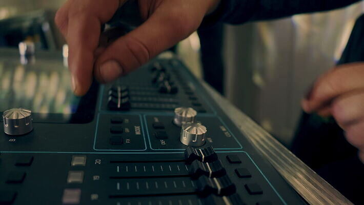 편집 직업 손 산업 음악 실내 관리 사람없음 디지털 소리 콘서트 음악가 장비 기구 작업 판넬 기술자 엔지니어 닫기 볼륨 혼합 디자이너 믹서 DJ 라디오 전자 오디오 방송 위로 섞기 소프트웨어 작곡가 제어 프로듀서 4K MOV 해외동영상 클립영상 모션 문화예술 내부 신체부위 전자제품 공연 동영상 파일형식