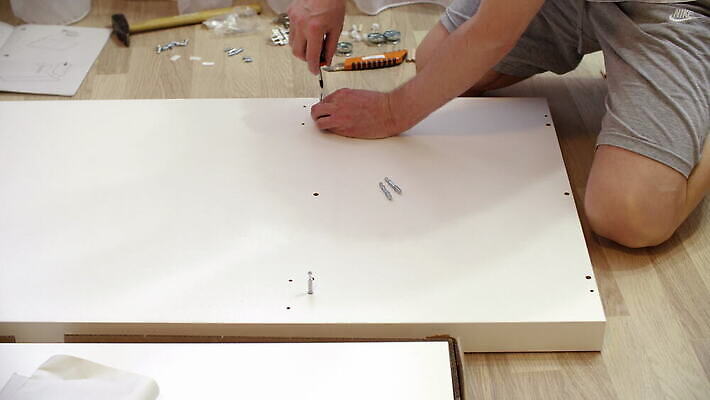 직업 남자 가구 컨셉 선반 아파트 주택 실내 사람 성인 사람없음 내부 목재 주먹 장비 모임 기구 나사 잡기 업무 드라이버 수리 찬장 시작 만들기 고정 DIY 조립 공예가 넣기 설치 잠금해제 재주꾼 조작 4K MOV 해외동영상 클립영상 나무 생활용품 재료 모션 취미 건물 공구 작업 동영상 파일형식