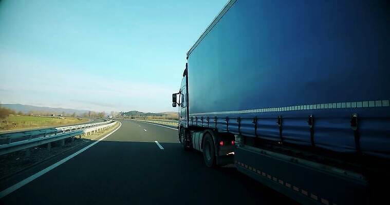 산업 도로 선 비즈니스 교통시설 모션 풍경 사람없음 파란색 트래킹 운전 트럭 화물 고속도로 운전사 주식 큼 컨테이너 아스팔트 속도 짐차 무거움 트레일러 물류 방법 4K MP4 해외동영상 클립영상 직업 길 컬러 교통 자동차 레저 금융 운송업 무게 크기 시설 동영상 파일형식