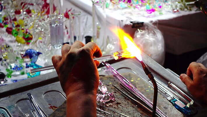 모양 손 유리 불 추상 따뜻함 창조 미술 사람없음 장식볼 공구 손전등 뜨거움 시장 성형수술 제조 불기 만들기 예술가 소재 유리그릇 온도 장인 수공예 연소 광 노즐 매각 솜씨 조작 취급주의 타격 핸드메이드 4K MOV 해외동영상 클립영상 자연요소 그릇 무늬 모션 재질 문화예술 조명 경고 신체부위 장식 도구 수술 공예 동영상 파일형식