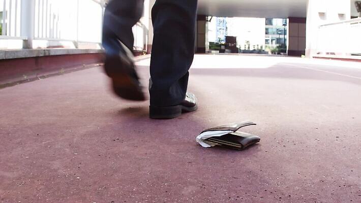 백인 직업 라이프스타일 남자 컨셉 돈 비즈니스 사업가 아이디어 한명 서기 사람 야외 금융 걷기 저축 비즈니스맨 지갑 보행로 재산 떨어짐 도둑 절도 수집 투자 상업 문제 정직 발견 빈털터리 부주의 분실 적자 MP4 해외동영상 클립영상 서양인 1 길 모션 생활 경제 직장인 범죄 범죄인 동영상 파일형식