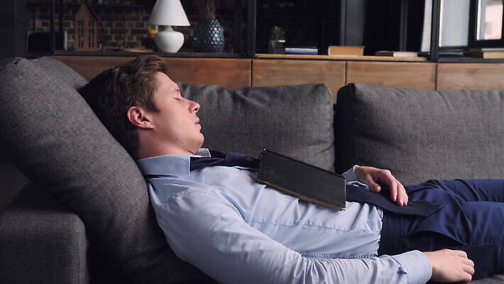 백인 1 라이프스타일 남자 거실 휴식 아파트 주택 실내 피곤 한명 사람 20대 성인 내부 책 30대 소파 독서 쌓기 꿈 방 잠 플랫 싱글 낮잠 리빙 게으름 거짓말 다락방 총각 혼자 밀레니얼 4K MOV 해외동영상 클립영상 서양인 컨셉 의자 모션 청년 건물 생활 장년 경제 동영상 파일형식