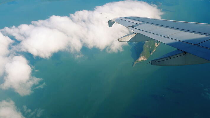 구름 바다 섬 여행 백그라운드 날개 교통시설 태국 자연 하늘 비행기 안테나 풍경 사람없음 야외 물 파란색 우주 흰색 정상 대패 안다만 푸켓 수평선 4K MOV 해외동영상 클립영상 자연요소 아시아 컬러 교통 통신 항공교통 대중교통 시설 생태계 동영상 파일형식