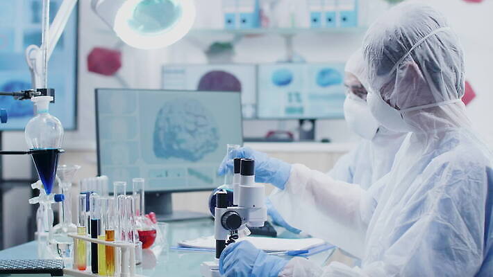 직업 산업 과학 2 노동자 현미경 실험 작업복 안전 컴퓨터 약 장비 업무 실험실 바이러스 제조 연구원 과학자 시설 생물학 전자 감염 공학 해결 조제 혁명 개발 돌봄 살균 4K MOV 해외동영상 클립영상 옷 교육 컨셉 의학 모션 실험기구 전자제품 작업 만들기 동영상 학자 파일형식