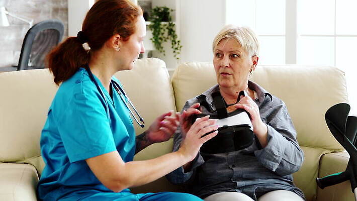 여자 노년 행복 안경 할머니 여행 의자 고글 주택 기술 사람 앉기 헤드폰 간호사 체험 장애인 은퇴 간호 사이버 흥분 비전 장애 옛날 가상 가상현실 현실 4K MOV 해외동영상 클립영상 잡화 감정 음향기기 가구 컨셉 모션 성인 건물 의료진 동영상 파일형식