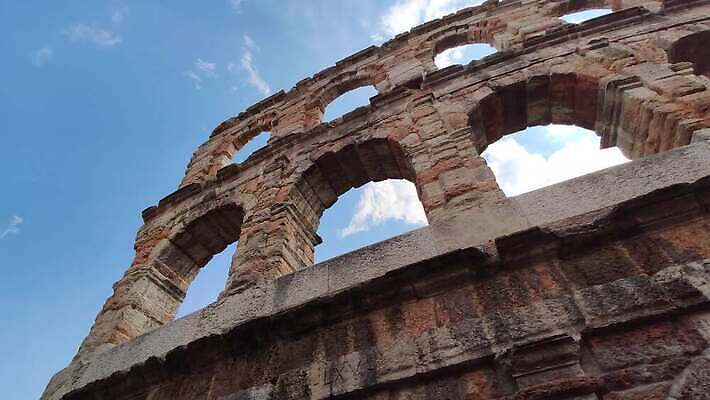 외관 유럽 문화 여행 건축양식 하늘 미술 사람없음 건물 여름 파란색 빛 도시풍경 교회 황혼 경기장 이탈리아 골동품 바위 도시 역사 야간 저녁 로마 극장 아치 콜로세움 원형경기장 빛망울 천연기념물 랜드마크 로마인 베로나 옛날 원형극장 제국 파멸 검투사 포럼 4K MP4 해외동영상 클립영상 자연요소 직업 건축물 계절 건축 나라 컬러 컨셉 스포츠시설 종교건축 문화예술 인종 풍경 일몰 돌_바위 토론 동영상 파일형식 소멸