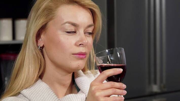 라이프스타일 여자 행복 음료 유리 부동산 휴가 휴식 아파트 주택 기념 한명 미소 이벤트 빨간색 금발 뷰티 섹시 와인 낭만 축하 알코올 날짜 플랫 우아함 맛 저녁 냄새 주말 단아함 4K MOV 해외동영상 클립영상 1 헤어스타일 감정 컬러 컨셉 재질 주류 표정 사람 건물 생활 재산 야간 동영상 파일형식