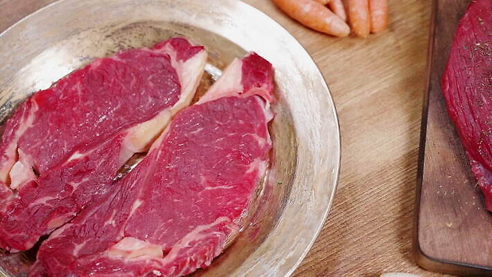 동물 접시 잡화 음식 조각 백그라운드 다이어트 채소 양파 건강 마늘 육류 돼지고기 스테이크 요리 비프스테이크 사람없음 빨간색 주방 식당 식사 당근 소고기 신선 혈액 그릴 바비큐 자르기 날것 슬라이스 후추 로즈메리 내추럴 단백질 식용 4K MOV 해외동영상 클립영상 식기 컬러 식재료 모션 주방용품 뿌리채소 서양음식 상점 허브 향신료 동영상 영양소 파일형식