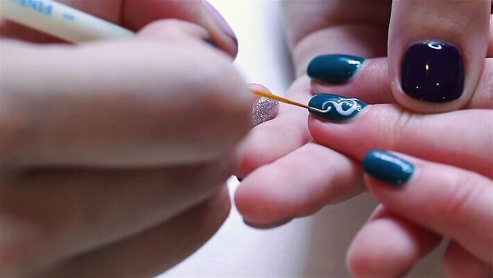 라이프스타일 손 여자 2 손가락 건강 사람 성인 두명 빨간색 세트 뷰티 상점 화장품 흰색 붓 못 화려 고급 우아함 닫기 손톱관리 손톱 미용사 고객 피부 서비스 광택 프랑스어 돌봄 MP4 해외동영상 클립영상 직업 문자 컬러 컨셉 모션 생활 신체부위 공구 네일아트 동영상 파일형식