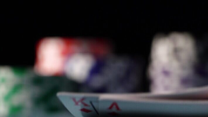 손 스포츠 백그라운드 돈 2 놀이 탁자 성공 사람없음 초록색 쌓기 경쟁 게임 잡기 우승 쌍 신용카드 행운 재산 도박 위험 심볼 카지노 클럽 기회 딜러 포커 보여주기 중독 라스베가스 에이스 잭팟 텍사스 플레이어 필승 4K MOV 해외동영상 클립영상 컬러 가구 컨셉 모션 신체부위 금융 미국 최고 트럼프 동영상 파일형식