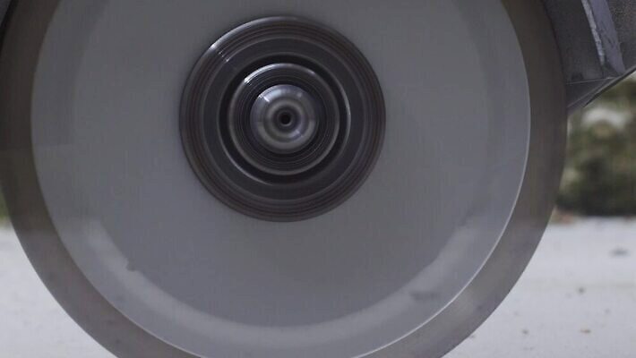 직업 산업 포즈 표면 노동자 바닥 직장 기술 한명 사람 야외 건물 가로 힘 기계 펼침 장비 공구 업무 원형 칼날 땅 자르기 날카로움 다이아몬드 시멘트 먼지 그라인더 시끄러움 엔진 공학 파열 건축업자 복원 커터 콘크리트 톱질 MP4 해외동영상 클립영상 도형 1 건축물 교육 건축 회사 모션 도구 작업 보석 동영상 커피용품 파일형식