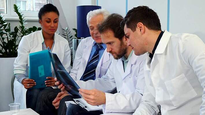 식물 백인 청진기 수염 엑스레이 병원 대화 미소 사람 앉기 여러명 물 약 반사 걷기 검은색 회색 환자 코트 흰색 작업 4 복도 토론 공지사항 형광등 의견 냉각기 옛날 4K MOV 해외동영상 클립영상 자연요소 서양인 컬러 다수 의학 의료기기 모션 전등 표정 말하기 숫자 외투 동영상 파일형식