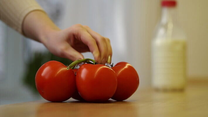 행복 음식 다이어트 토마토 채소 탁자 양파 주택 실내 건강 요리 사람없음 빨간색 컬러풀 주방 수확 신선 먹기 유기농 날것 성분 비타민 건강식 생식 숙성 채식주의자 비건 4K MOV 해외동영상 클립영상 웰빙 감정 컬러 가구 농업 모션 내부 건물 채식 동영상 영양소 파일형식