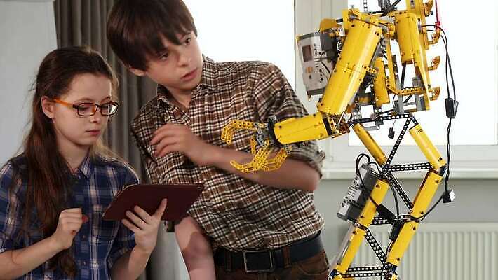 백인 손 응시 여자 남자 안경 어린이 조각 2 생각 부분 상상 자동차 놀이 주택 함께함 실내 창조 설명 미소 사람 소년 두명 세트 장난감 알약 블록 방 잡기 바퀴 계획 작음 플라스틱 로봇 흥분 포인트 언니 남동생 4K 락다운 MOV 해외동영상 클립영상 서양인 시선 잡화 감정 육상교통 컨셉 가족 모션 재질 표정 내부 건물 신체부위 금융 약 크기 자매 동생 동영상 파일형식