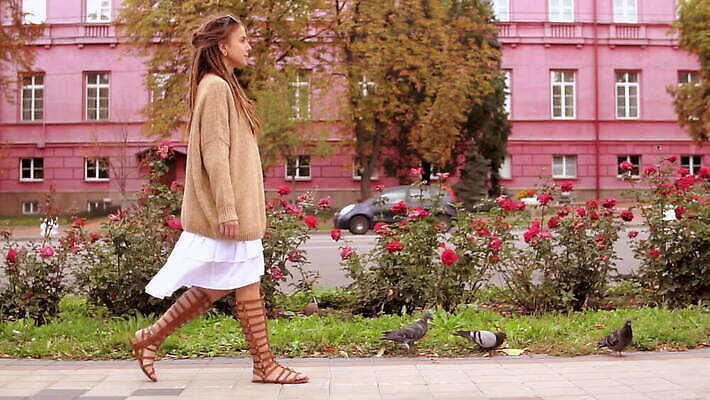 백인 모델 1 라이프스타일 공원 여자 꽃 행복 감정 백그라운드 모션 자연 조류 거리 한명 미소 사람 20대 야외 건물 10대 빨간색 청춘 도시풍경 유행 가을 도시 스웨터 비둘기 신분 타운 느림 혼자 성인여자만 힙스터 밀레니얼 MOV 해외동영상 슬로모션 클립영상 서양인 식물 동물 건축물 계절 공공시설 패션 컬러 컨셉 상의 청소년 촬영기법 표정 풍경 청년 생활 경제 생태계 동영상 여자만 성인만 파일형식